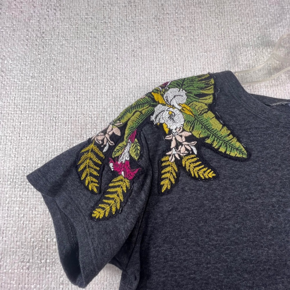 Zara Womens Charcoal Gray Embroidered Tropical Floral Shoulder T-Shirt Size M - Picture 6 of 8